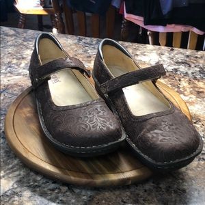 Allegria’s brown gently worn size 42